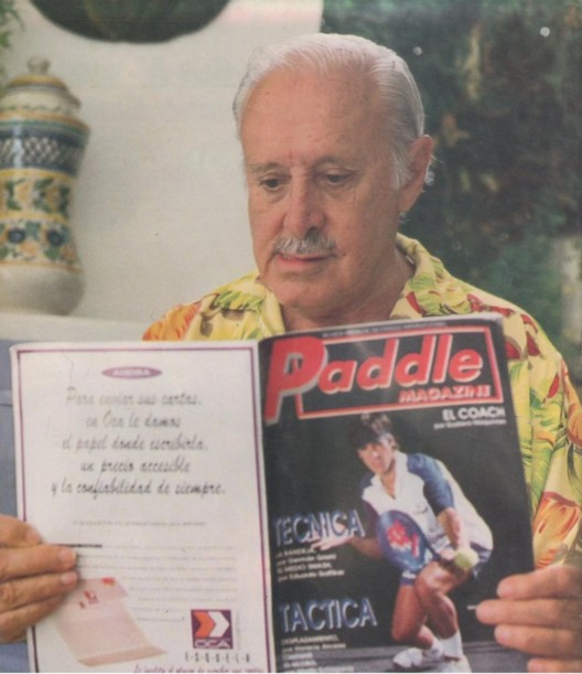 enrique-corcuera Enrique Corcuera tenant un magazine illustrant la confusion historique entre padel et paddle.